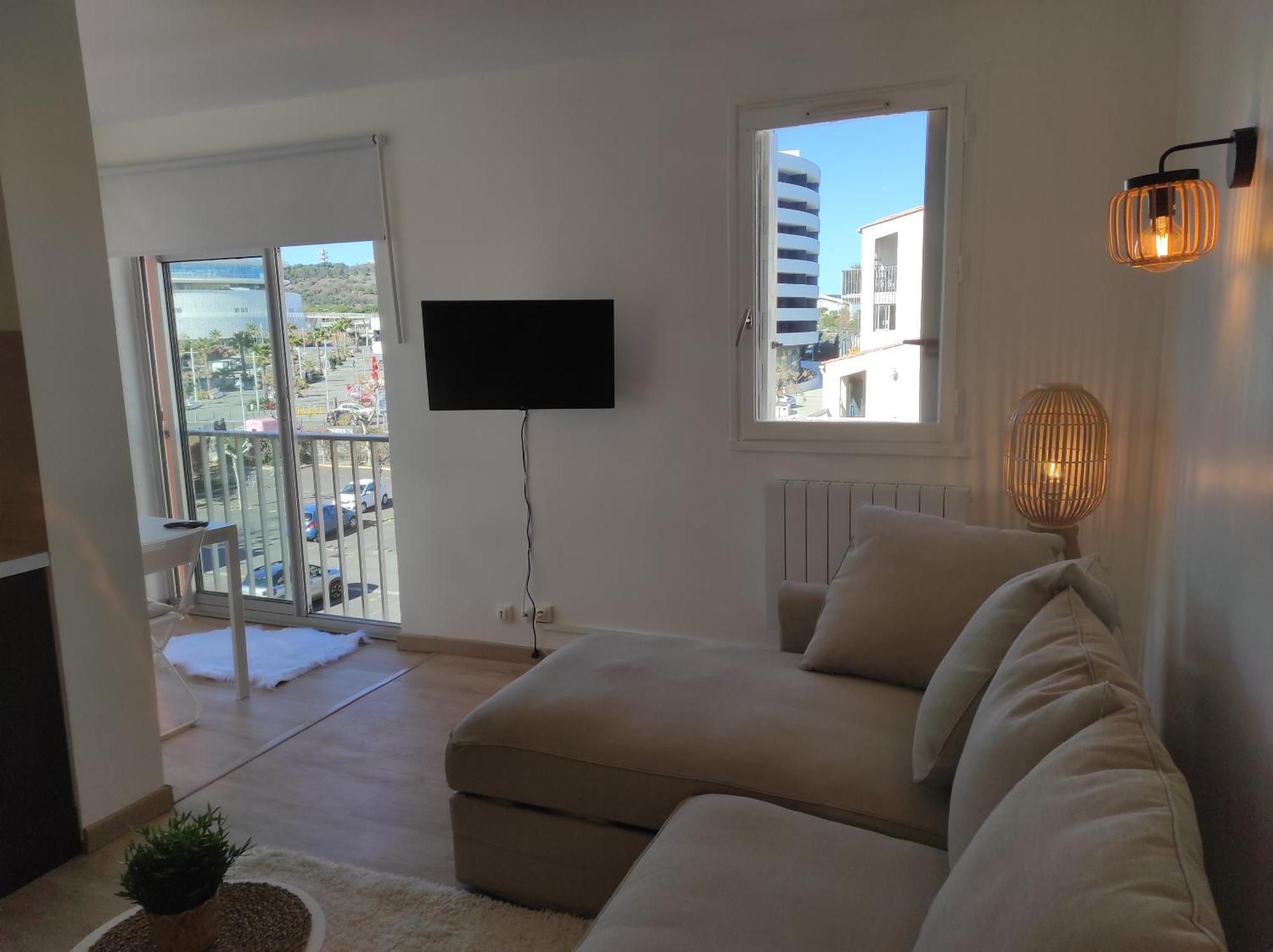 אגדה Centre Port,Studio Cosy,Vue Piscine Et Sur Le Parking Prive Ainsi Que Le Mont Saint Martin מראה חיצוני תמונה