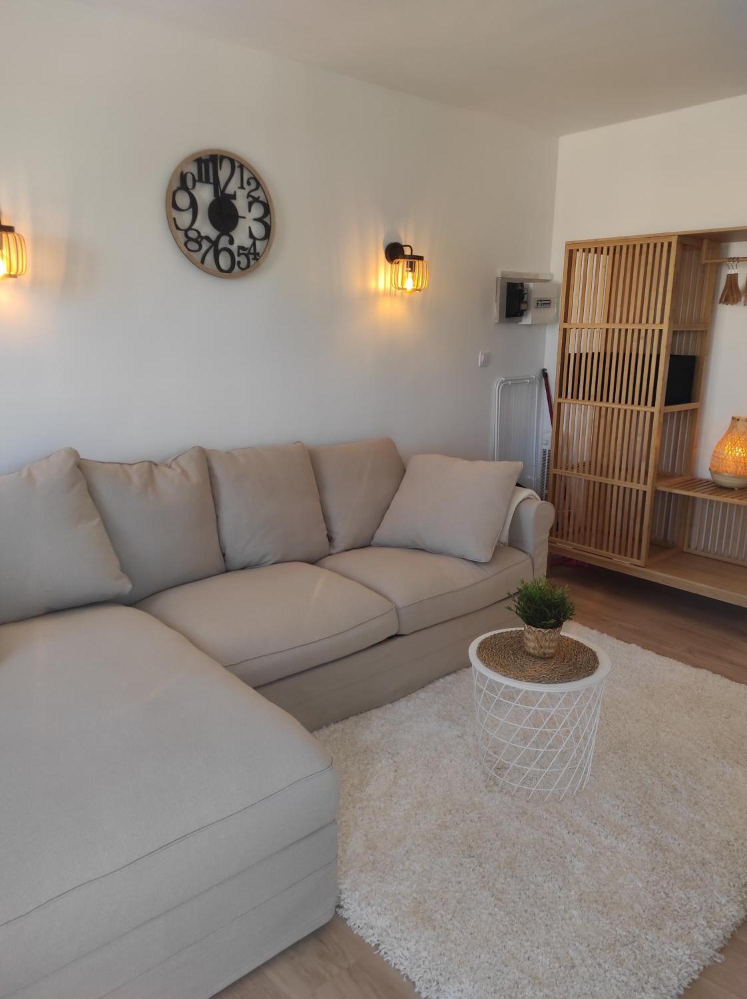 אגדה Centre Port,Studio Cosy,Vue Piscine Et Sur Le Parking Prive Ainsi Que Le Mont Saint Martin מראה חיצוני תמונה