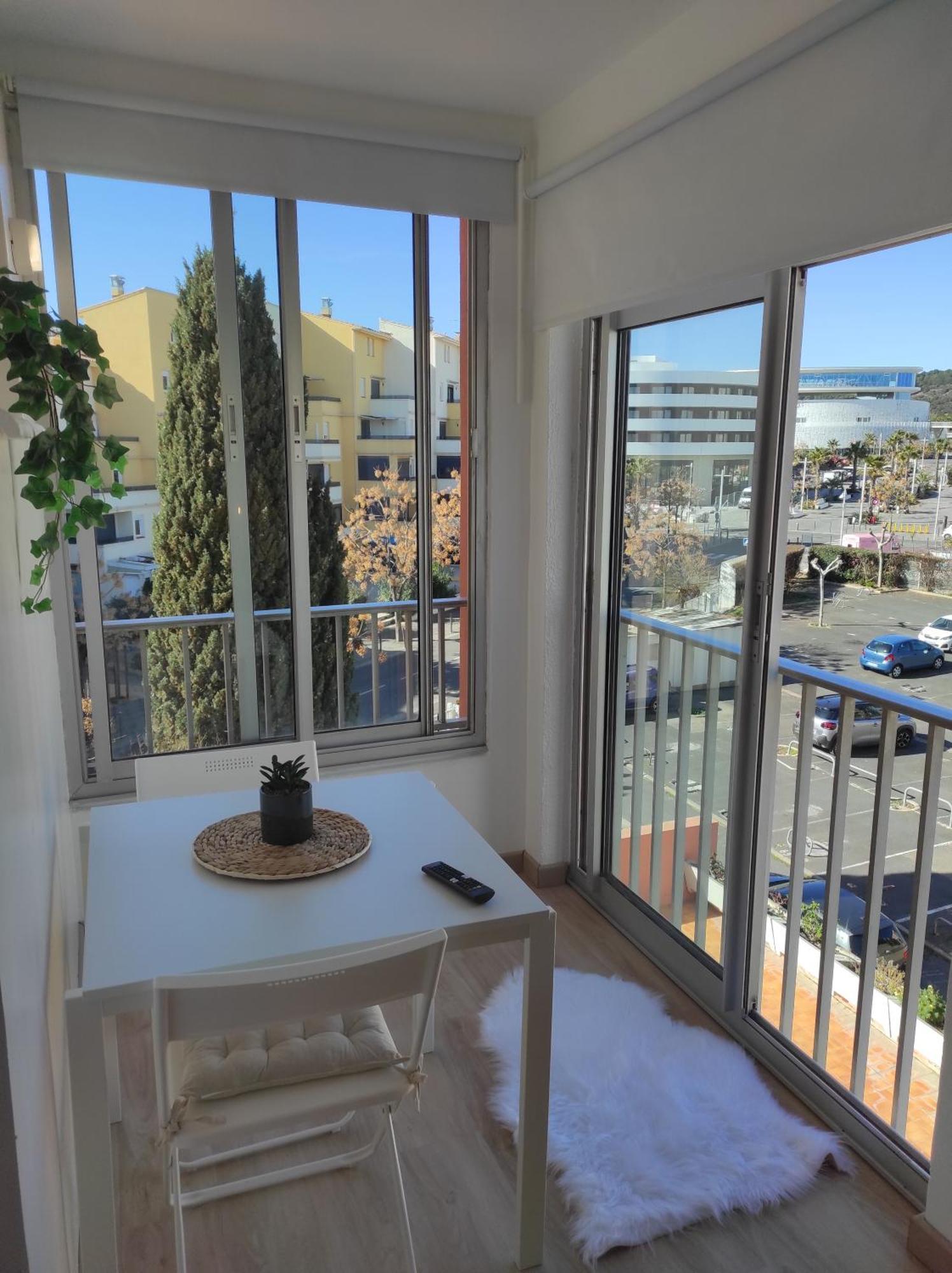 אגדה Centre Port,Studio Cosy,Vue Piscine Et Sur Le Parking Prive Ainsi Que Le Mont Saint Martin מראה חיצוני תמונה